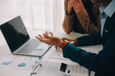 İş ekibi ile yeni başlangıç planı ve tartışma için proje bilgilerini dizüstü bilgisayar ve dijital tablet ile mali strateji bir modern iş salonda çalışıyor.