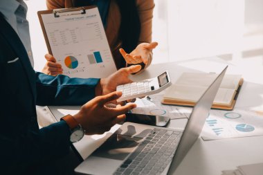 İş ekibi ile yeni başlangıç planı ve tartışma için proje bilgilerini dizüstü bilgisayar ve dijital tablet ile mali strateji bir modern iş salonda çalışıyor.