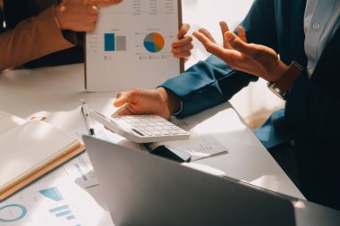 İş ekibi ile yeni başlangıç planı ve tartışma için proje bilgilerini dizüstü bilgisayar ve dijital tablet ile mali strateji bir modern iş salonda çalışıyor.