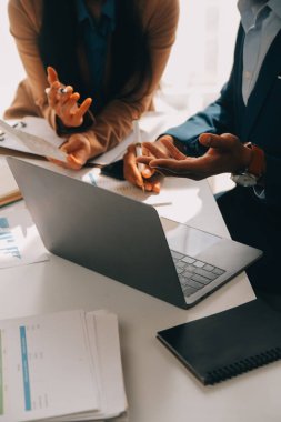 İş ekibi ile yeni başlangıç planı ve tartışma için proje bilgilerini dizüstü bilgisayar ve dijital tablet ile mali strateji bir modern iş salonda çalışıyor.