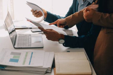 İş ekibi ile yeni başlangıç planı ve tartışma için proje bilgilerini dizüstü bilgisayar ve dijital tablet ile mali strateji bir modern iş salonda çalışıyor.