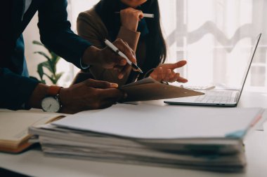 İş ekibi ile yeni başlangıç planı ve tartışma için proje bilgilerini dizüstü bilgisayar ve dijital tablet ile mali strateji bir modern iş salonda çalışıyor.