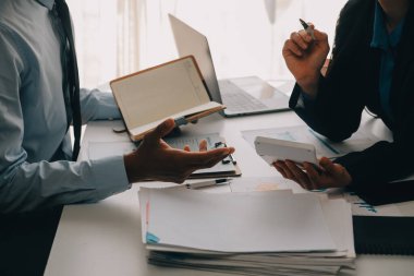 İş ekibi ile yeni başlangıç planı ve tartışma için proje bilgilerini dizüstü bilgisayar ve dijital tablet ile mali strateji bir modern iş salonda çalışıyor.