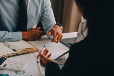 İş ekibi ile yeni başlangıç planı ve tartışma için proje bilgilerini dizüstü bilgisayar ve dijital tablet ile mali strateji bir modern iş salonda çalışıyor.