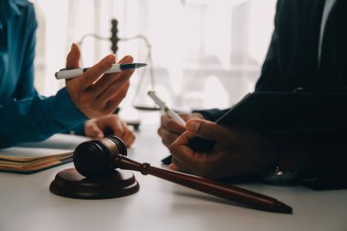 Adalet ve hukuk kavramı. Hukuk Müşaviri tokmak ve yasal hukuk veya yasal ile imzalanmış bir sözleşme istemciye sunar arka planda hukuk firmasında takım toplantısı