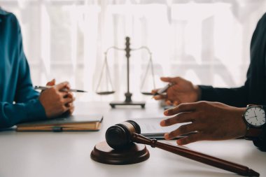 Adalet ve hukuk kavramı. Hukuk Müşaviri tokmak ve yasal hukuk veya yasal ile imzalanmış bir sözleşme istemciye sunar arka planda hukuk firmasında takım toplantısı