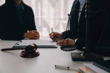 Adalet ve hukuk kavramı. Hukuk Müşaviri tokmak ve yasal hukuk veya yasal ile imzalanmış bir sözleşme istemciye sunar arka planda hukuk firmasında takım toplantısı