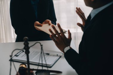 Adalet ve hukuk kavramı. Hukuk Müşaviri tokmak ve yasal hukuk veya yasal ile imzalanmış bir sözleşme istemciye sunar arka planda hukuk firmasında takım toplantısı