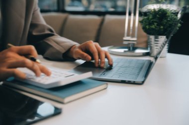 İş ekibi ile yeni başlangıç planı ve tartışma için proje bilgilerini dizüstü bilgisayar ve dijital tablet ile mali strateji bir modern iş salonda çalışıyor.