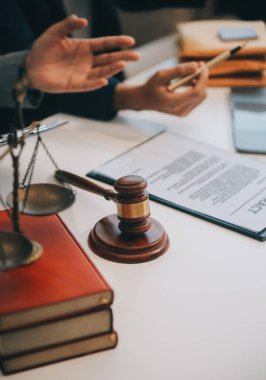 Danışmanlık ve erkek avukatlar konferansı ve profesyonel iş kadını avukatlık bürosunda çalışıyor ve tartışıyorlar. Hukuk kavramları, Yargıç Tokmak adalet terazisiyle..