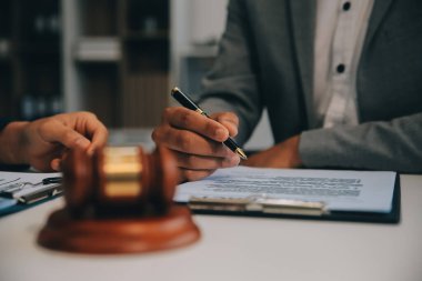 Danışmanlık ve erkek avukatlar konferansı ve profesyonel iş kadını avukatlık bürosunda çalışıyor ve tartışıyorlar. Hukuk kavramları, Yargıç Tokmak adalet terazisiyle..