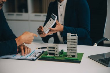 Emlakçı ev satın alma anlaşmasının şartları hakkında konuştu ve müşteriden sözleşmeyi yasal hale getirmek için belgeleri imzalamasını istedi, ev satışları ve ev sigortası kavramı.