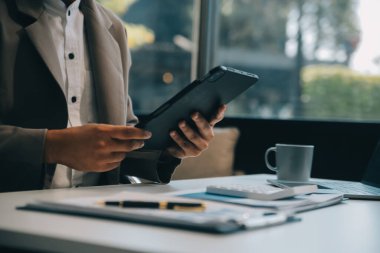 Ofis, tablet ve işadamı olumlu mali tasarruflar, finans bütçesi raporu veya idari geri bildirimden memnun. Büyüme analizleri, veri analizi ve araştırma istatistikleri için gülümseme