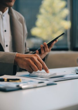 Ofis, tablet ve işadamı olumlu mali tasarruflar, finans bütçesi raporu veya idari geri bildirimden memnun. Büyüme analizleri, veri analizi ve araştırma istatistikleri için gülümseme