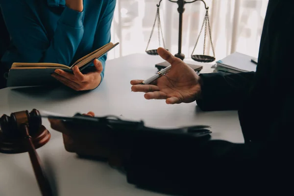 Adalet ve hukuk kavramı. Hukuk Müşaviri tokmak ve yasal hukuk veya yasal ile imzalanmış bir sözleşme istemciye sunar arka planda hukuk firmasında takım toplantısı