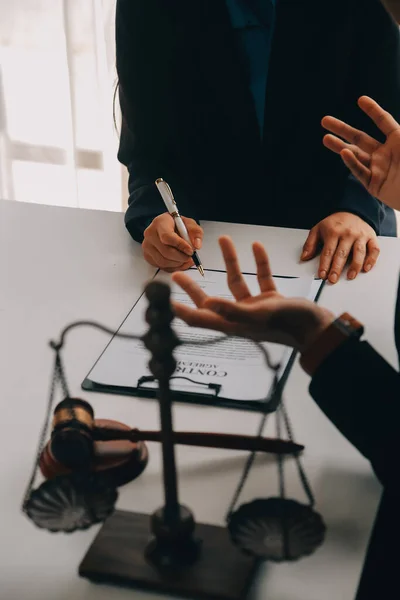 Concetto Giustizia Diritto Consulenza Legale Presenta Cliente Contratto Firmato Con — Foto Stock