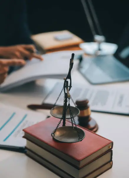 Danışmanlık ve erkek avukatlar konferansı ve profesyonel iş kadını avukatlık bürosunda çalışıyor ve tartışıyorlar. Hukuk kavramları, Yargıç Tokmak adalet terazisiyle..