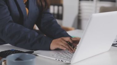 Ofiste çalışan kadınların ellerini kapatıyoruz.