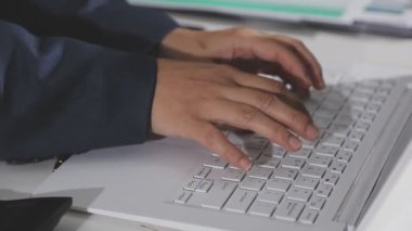 Modern bilgisayar klavyesi kullanarak işadamlarının ellerini kapat