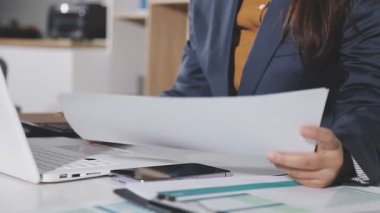 Ofiste dizüstü bilgisayarda çalışan iş kadını..