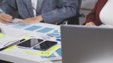 Ofiste çalışan genç iş adamı.