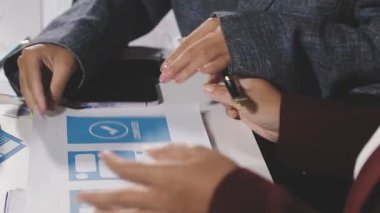 İşadamı kağıda yazıyor.