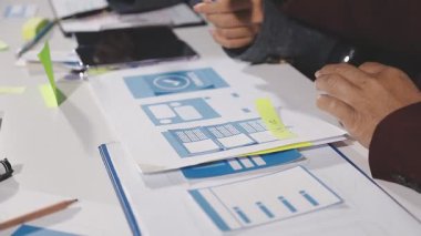 yakın plan - iş insanlarının iş planı tartışmalarına bakış