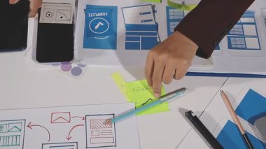 İş yerinde akıllı telefon kullanan bir bayan girişimciye yakın çekim.