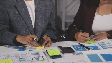 genç iş adamı panosuna yazma