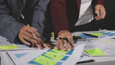 Ofiste çalışan genç iş adamları