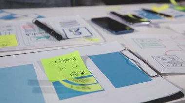 İş yerinde kağıt üzerine akıllı telefon yazan genç bir işadamı