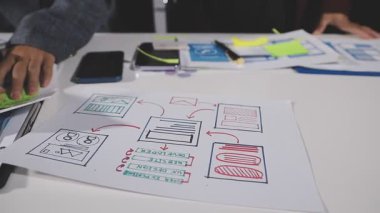 Genç işadamı iş projesinde çalışıyor.