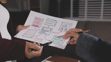 Bir not defterine yazı yazan bir kadın.