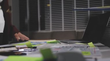 Ofiste Belgeler Üzerinde Çalışan Genç Adam.