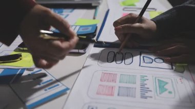 İşadamı dizüstü bilgisayarla çalışıyor