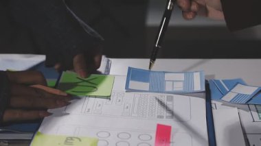 Ofiste kağıda yazı yazan işadamlarının görünümünü kapat