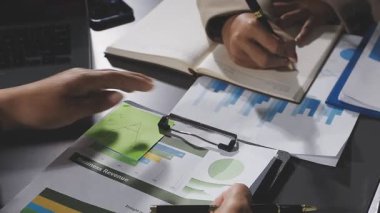 İş ekibi ofisinde toplanıyor. Yeni proje üzerinde çalışan iş adamları