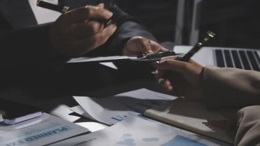 Ofiste çalışan iş adamları. Takım çalışması ve çalışma kavramı