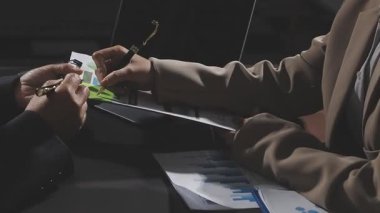 Belgelerle çalışan bir işadamı