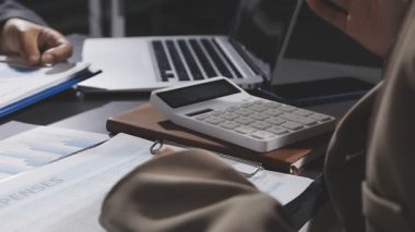 Hesap makinesini tutan işadamının ellerini kapat