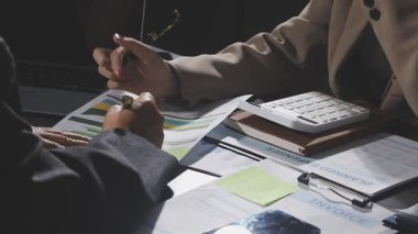 İş ekibi ofiste proje üzerinde birlikte çalışıyor.