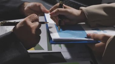 İş adamları iş planı tartışıyor