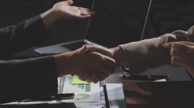 İş Adamları Tokalaşıyor