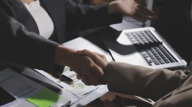 İş adamlarının el sıkışması