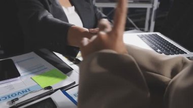 İş adamları toplantı odasında el sıkışıyor.