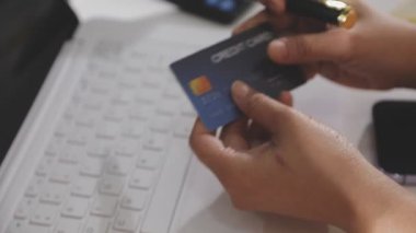 Kafede kredi kartıyla ödeme yapan adam.