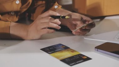 Çevrimiçi alışveriş yapmak için kredi kartı kullanan erkeklerin ellerini kapat