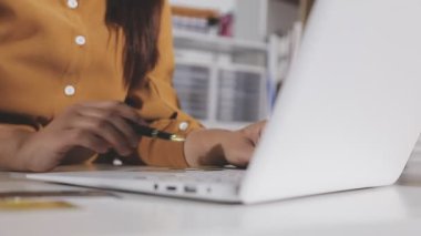 Genç bayan ofiste çalışıyor.