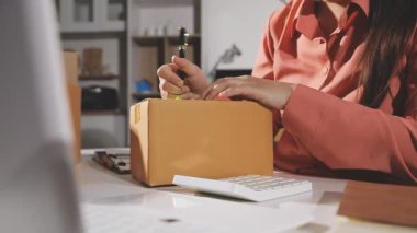 Ofisteki genç bayan.