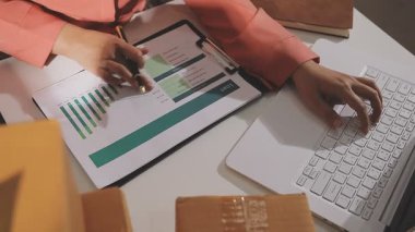 Ofisteki masada dizüstü bilgisayarla çalışan iş kadını..